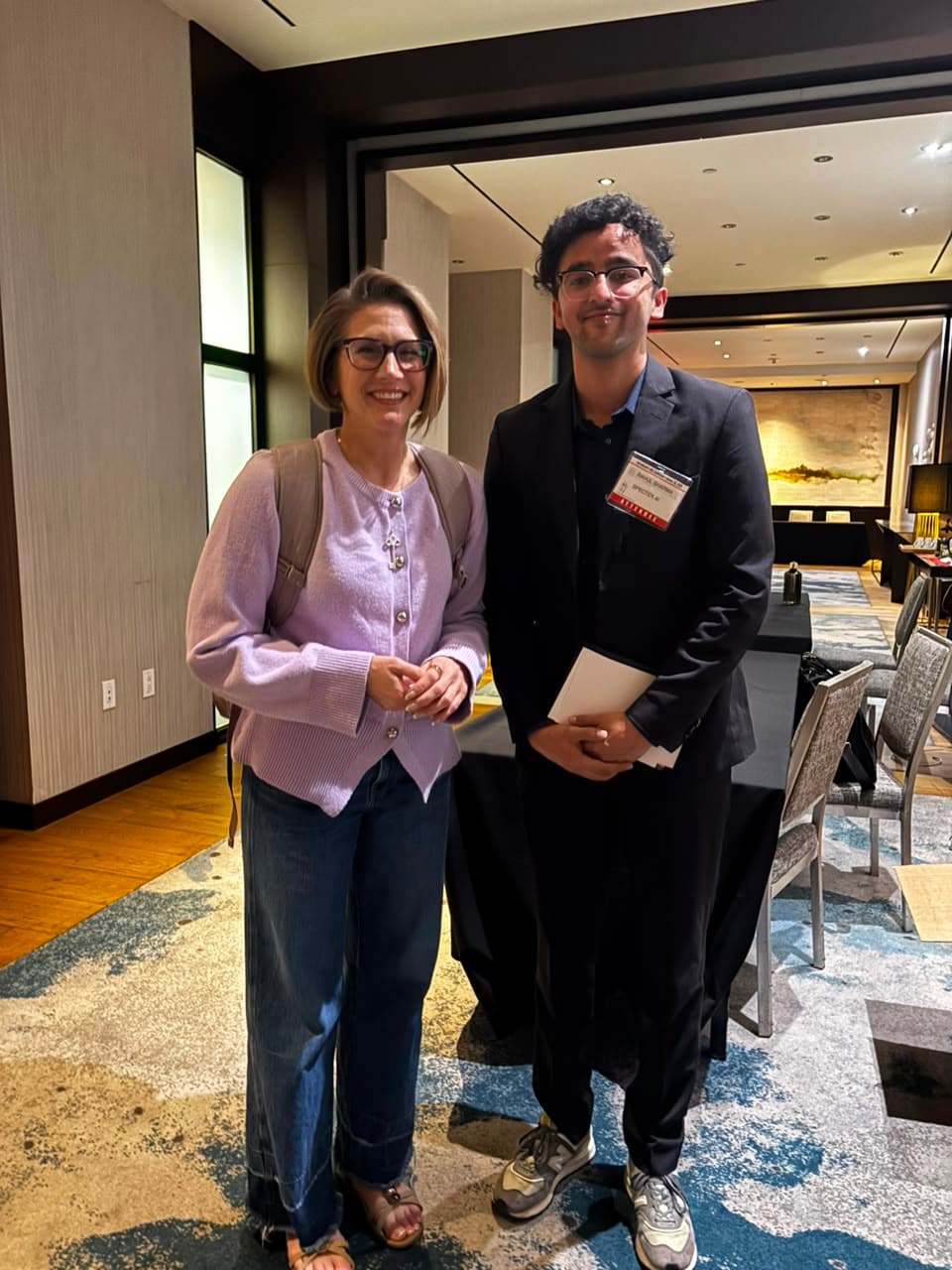 Rahul Sharma with an attendee at HarrisMartin's MDL Conference
